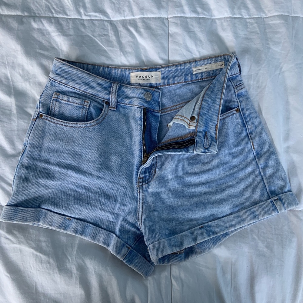 PACSUN LIGHT WASH MOM SHORTS